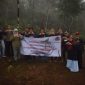 Bupati Lebak, Iti Octavia Jayabaya saat melakukan penanaman pohon hasil sumbangan ASN di kawasan Gunung Luhur. (Istimewa)