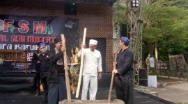 Sekretaris Daerah (Sekda) Kabupaten Lebak, Budi Santoso (tengah) saat memainkan salah satu alat kesenian tradisional dalam acara Festival Seni Multatuli 2022. (Istimewa)