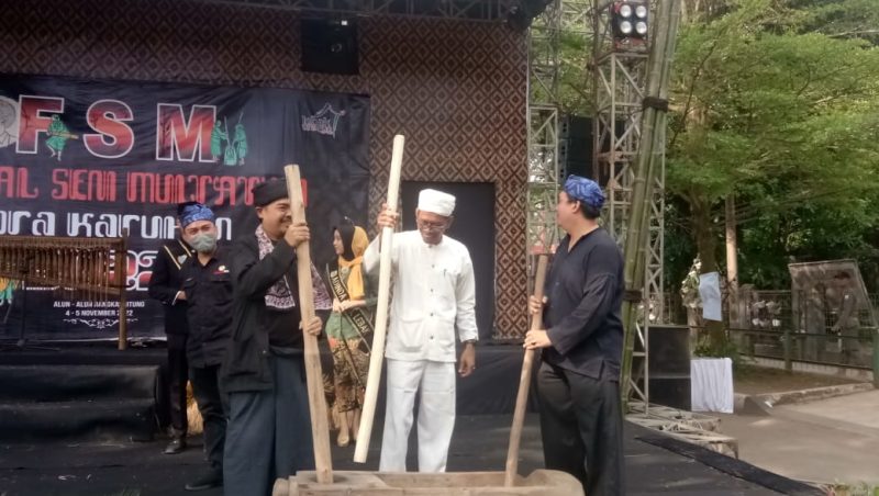 Sekretaris Daerah (Sekda) Kabupaten Lebak, Budi Santoso (tengah) saat memainkan salah satu alat kesenian tradisional dalam acara Festival Seni Multatuli 2022. (Istimewa)