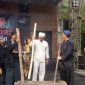 Sekretaris Daerah (Sekda) Kabupaten Lebak, Budi Santoso (tengah) saat memainkan salah satu alat kesenian tradisional dalam acara Festival Seni Multatuli 2022. (Istimewa)