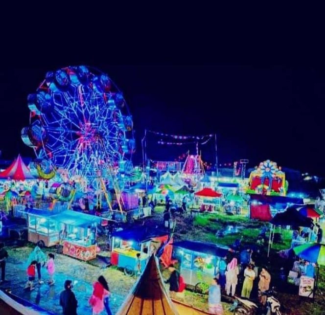 Penampakan Cilograng Festival 2022 saat malam hari. Di kegiatan tersebut juga dipamerkan beberapa potensi wisata dan budaya yang ada di Kecamatan Cilograng. (Istimewa)