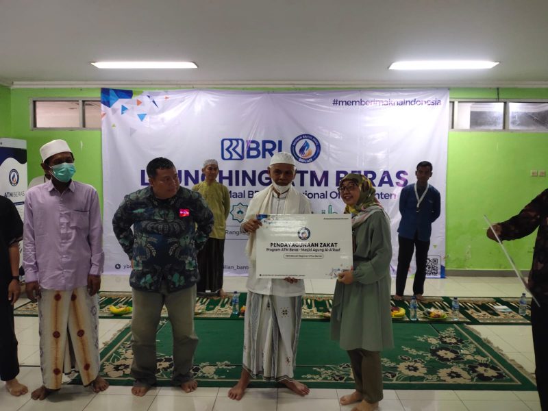 YBM Brilian saat melaunching ATM Beras untuk warga kurang mampu di Masjid Agung Al-Araf. (Istimewa)