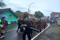 Warga Cikamunding saat mengikuti Pawai Budaya Cilograng Fest 2022. (Istimewa)