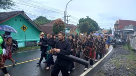 Warga Cikamunding saat mengikuti Pawai Budaya Cilograng Fest 2022. (Istimewa)