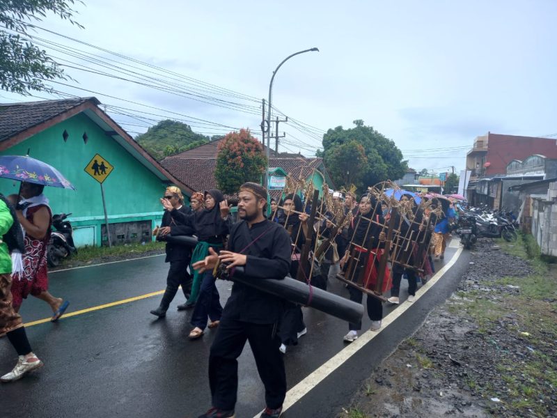 Warga Cikamunding saat mengikuti Pawai Budaya Cilograng Fest 2022. (Istimewa)