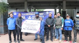 Ketua KORPRI Kabupaten Lebak, Budi Santoso saat menyerahkan CSR Klinik Agara Medika kepada pemerintah daerah yang diterima Bupati Lebak Iti Octavia Jayabaya. (Istimewa)