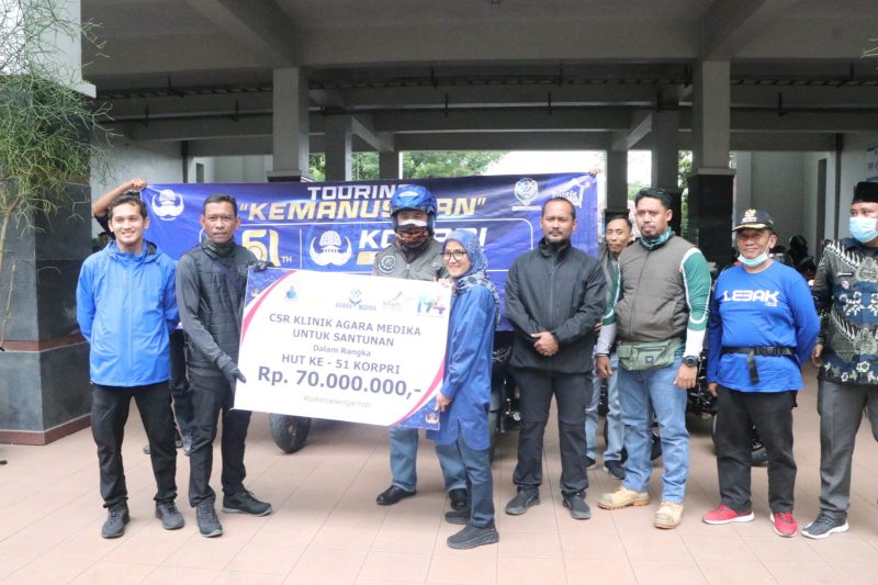 Ketua KORPRI Kabupaten Lebak, Budi Santoso saat menyerahkan CSR Klinik Agara Medika kepada pemerintah daerah yang diterima Bupati Lebak Iti Octavia Jayabaya. (Istimewa)