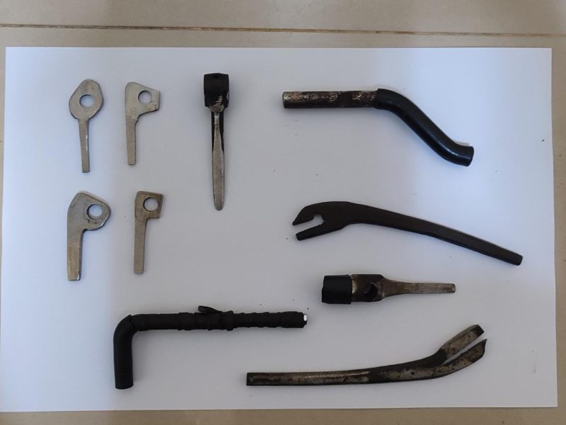 Sejumlah alat yang digunakan JS untuk melancarkan aksinya membobol bengkel sparepart di Gunungkencana, Kabupaten Lebak. (Istimewa)