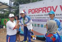 Sekretaris Kontingen Lebak, Yosep M Holis saat memberikan reward kepada atlet renang peraih medali emas di Porprov VI Banten. (Istimewa)
