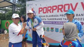 Sekretaris Kontingen Lebak, Yosep M Holis saat memberikan reward kepada atlet renang peraih medali emas di Porprov VI Banten. (Istimewa)