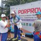 Sekretaris Kontingen Lebak, Yosep M Holis saat memberikan reward kepada atlet renang peraih medali emas di Porprov VI Banten. (Istimewa)