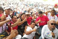 Peserta Senam RK Indonesia Juara di Lapangan Merdeka Gunung Batu saat foto bersama dengan seseorang mirip dengan Ridwan Kamil. (Istimewa)