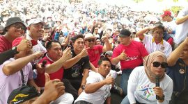 Peserta Senam RK Indonesia Juara di Lapangan Merdeka Gunung Batu saat foto bersama dengan seseorang mirip dengan Ridwan Kamil. (Istimewa)