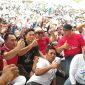 Peserta Senam RK Indonesia Juara di Lapangan Merdeka Gunung Batu saat foto bersama dengan seseorang mirip dengan Ridwan Kamil. (Istimewa)