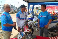 Ketua IMI Lebak, Dedi Mulyadi (kanan) saat berbincang dengan ketua Kontingen Lebak, Budi Santoso sesaat sebelum pertandingan. (Istimewa)