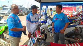 Ketua IMI Lebak, Dedi Mulyadi (kanan) saat berbincang dengan ketua Kontingen Lebak, Budi Santoso sesaat sebelum pertandingan. (Istimewa)
