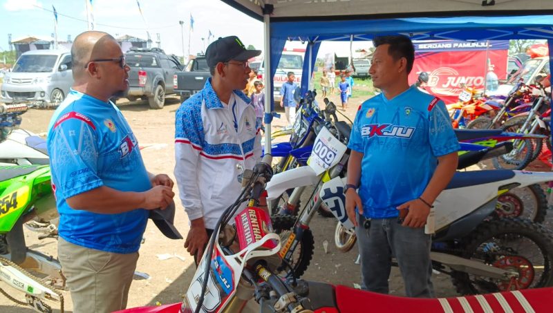 Ketua IMI Lebak, Dedi Mulyadi (kanan) saat berbincang dengan ketua Kontingen Lebak, Budi Santoso sesaat sebelum pertandingan. (Istimewa)