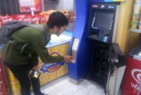 Duit dalam ATM BJB di Alfamart Lebak dikuras maling. (Istimewa)