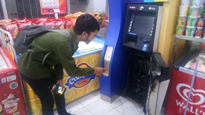 Duit dalam ATM BJB di Alfamart Lebak dikuras maling. (Istimewa)