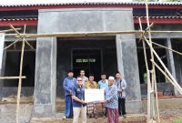 Consumer Business Manager BRI Rangkasbitung Adysta Aprianto saat menyerahkan bantuan CSR dari BRI Rangkasbitung untuk pembangunan masjid Qothrotul Falah. (Istimewa)