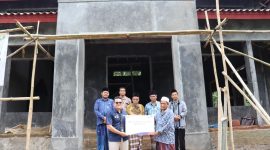 Consumer Business Manager BRI Rangkasbitung Adysta Aprianto saat menyerahkan bantuan CSR dari BRI Rangkasbitung untuk pembangunan masjid Qothrotul Falah. (Istimewa)
