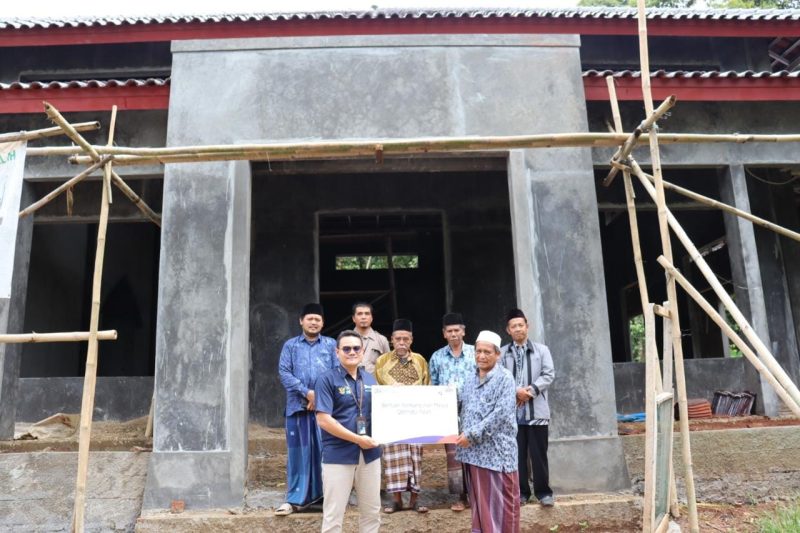 Consumer Business Manager BRI Rangkasbitung Adysta Aprianto saat menyerahkan bantuan CSR dari BRI Rangkasbitung untuk pembangunan masjid Qothrotul Falah. (Istimewa)