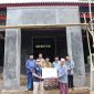 Consumer Business Manager BRI Rangkasbitung Adysta Aprianto saat menyerahkan bantuan CSR dari BRI Rangkasbitung untuk pembangunan masjid Qothrotul Falah. (Istimewa)