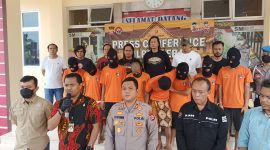 Kapolres Lebak, AKBP Wiwin Setiawan (tengah) dan Kasatreskrim Polres Lebak, IPTU Andi Kurniady (batik) saat ungkap kasus curanmor di Mapolres Lebak. (Dailyhits)