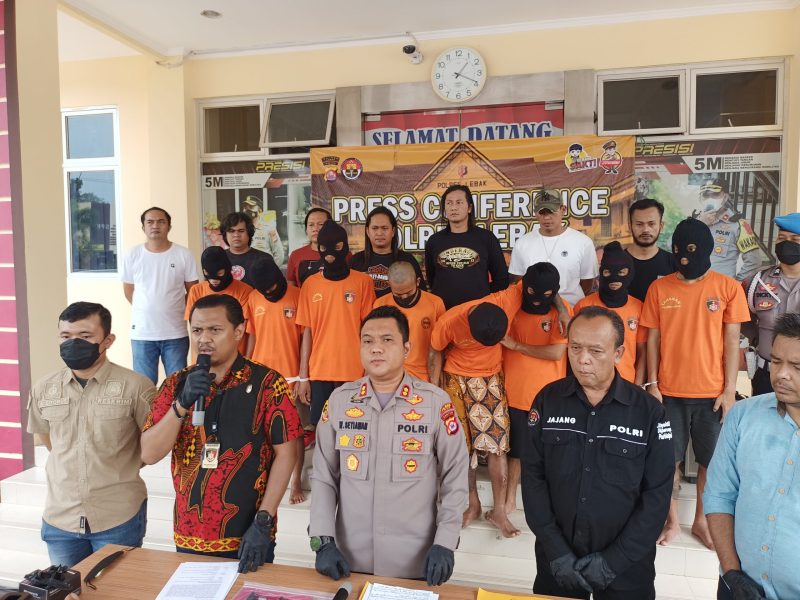 Kapolres Lebak, AKBP Wiwin Setiawan (tengah) dan Kasatreskrim Polres Lebak, IPTU Andi Kurniady (batik) saat ungkap kasus curanmor di Mapolres Lebak. (Dailyhits)