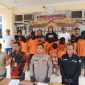 Kapolres Lebak, AKBP Wiwin Setiawan (tengah) dan Kasatreskrim Polres Lebak, IPTU Andi Kurniady (batik) saat ungkap kasus curanmor di Mapolres Lebak. (Dailyhits)