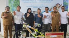 Anggota DPR RI, Ribka Tjiptaning (tengah), dr. Juwita Wulandari Ketua Panita Sosialisasi KIE program bangga kencana (baju hitam) dan Direktur Utaman Pertahanan Remaja BKKBN RI, dr. Viktor Palimbong saay foto bersama usai acara (Istimewa)