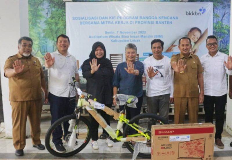 Anggota DPR RI, Ribka Tjiptaning (tengah), dr. Juwita Wulandari Ketua Panita Sosialisasi KIE program bangga kencana (baju hitam) dan Direktur Utaman Pertahanan Remaja BKKBN RI, dr. Viktor Palimbong saay foto bersama usai acara (Istimewa)