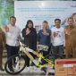 Anggota DPR RI, Ribka Tjiptaning (tengah), dr. Juwita Wulandari Ketua Panita Sosialisasi KIE program bangga kencana (baju hitam) dan Direktur Utaman Pertahanan Remaja BKKBN RI, dr. Viktor Palimbong saay foto bersama usai acara (Istimewa)