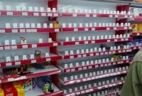 Tempat penyimpanan atau rak rokok di Alfamart Narimbang tampak kosong setelah disatroni maling. (Istimewa)