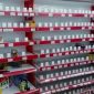 Tempat penyimpanan atau rak rokok di Alfamart Narimbang tampak kosong setelah disatroni maling. (Istimewa)