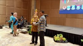 Sekretaris kontingen Lebak, Porprov VI Banten, Yosep M Holis saat menerima piala sebagai tim kirab api terbaik Porprov VI Banten oleh Ketua KONI Banten, Edi Ariadi di Hotel Novotel Tangerang. (Istimewa)