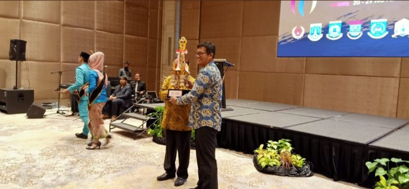Sekretaris kontingen Lebak, Porprov VI Banten, Yosep M Holis saat menerima piala sebagai tim kirab api terbaik Porprov VI Banten oleh Ketua KONI Banten, Edi Ariadi di Hotel Novotel Tangerang. (Istimewa)