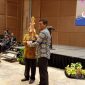 Sekretaris kontingen Lebak, Porprov VI Banten, Yosep M Holis saat menerima piala sebagai tim kirab api terbaik Porprov VI Banten oleh Ketua KONI Banten, Edi Ariadi di Hotel Novotel Tangerang. (Istimewa)