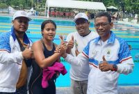 Ketua Kontingen Lebak, Budi Santoso (kanan) saat memberikan reward kepada Shevira Deffinta atlet renang yang berhasil meraih 3 medali emas. (Istimewa)