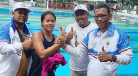 Ketua Kontingen Lebak, Budi Santoso (kanan) saat memberikan reward kepada Shevira Deffinta atlet renang yang berhasil meraih 3 medali emas. (Istimewa)