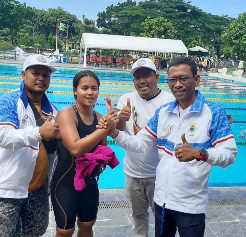 Ketua Kontingen Lebak, Budi Santoso (kanan) saat memberikan reward kepada Shevira Deffinta atlet renang yang berhasil meraih 3 medali emas. (Istimewa)