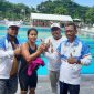 Ketua Kontingen Lebak, Budi Santoso (kanan) saat memberikan reward kepada Shevira Deffinta atlet renang yang berhasil meraih 3 medali emas. (Istimewa)
