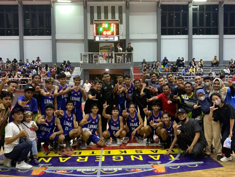 Tim basket Kabupaten Lebak saat foto bersama usai menekuk kota Cilegon. Kemenangan itu menghantarkan mereka ke semifinal. (Istimewa)