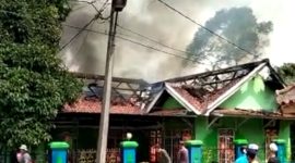 Rumah kepala desa Sajira Mekar, Kecamatan Sajira, Kabupaten Lebak, Jaenudin terbakar. Duit Rp150 juta dan barang berharga lainnya ludes. (Istimewa)
