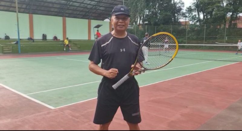 Mayor Inf Asmail ketika akan bertanding tenis lapangan di Kabupaten Lebak. (Istimewa)