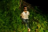 Kondisi Ucu Mulyadi sopir angkot yang ditemukan warga dibuang di Lebak dengan kondisi kaki tangan terikat juga mata dan mulut dilakban. (FOTO Tangkap Layar Video)