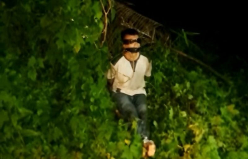Kondisi Ucu Mulyadi sopir angkot yang ditemukan warga dibuang di Lebak dengan kondisi kaki tangan terikat juga mata dan mulut dilakban. (FOTO Tangkap Layar Video)