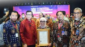 Bupati Lebak, Iti Octavia Jayabaya saat foto bersama dengan Menteri Hukum dan HAM Yasonna Laoli usai menerima sertifikat kekayaan intelektual komunal atas nama tenun baduy. (Istimewa)
