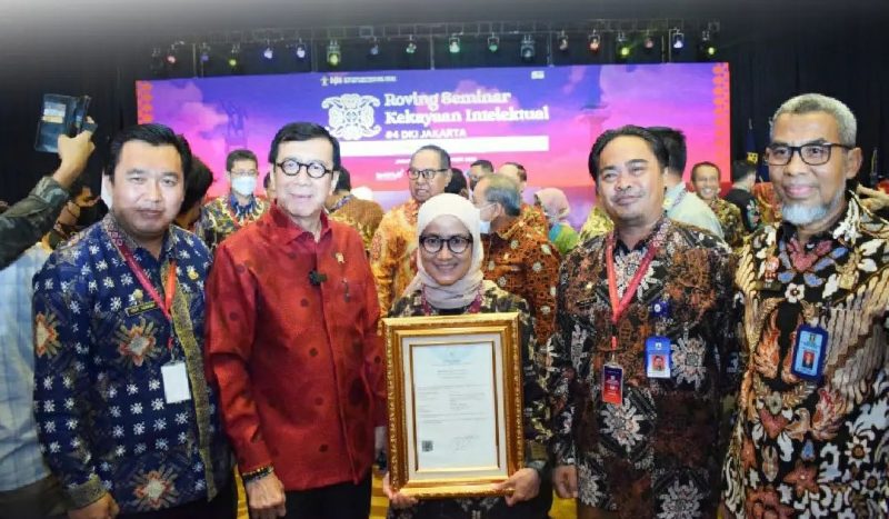 Bupati Lebak, Iti Octavia Jayabaya saat foto bersama dengan Menteri Hukum dan HAM Yasonna Laoli usai menerima sertifikat kekayaan intelektual komunal atas nama tenun baduy. (Istimewa)