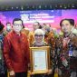Bupati Lebak, Iti Octavia Jayabaya saat foto bersama dengan Menteri Hukum dan HAM Yasonna Laoli usai menerima sertifikat kekayaan intelektual komunal atas nama tenun baduy. (Istimewa)